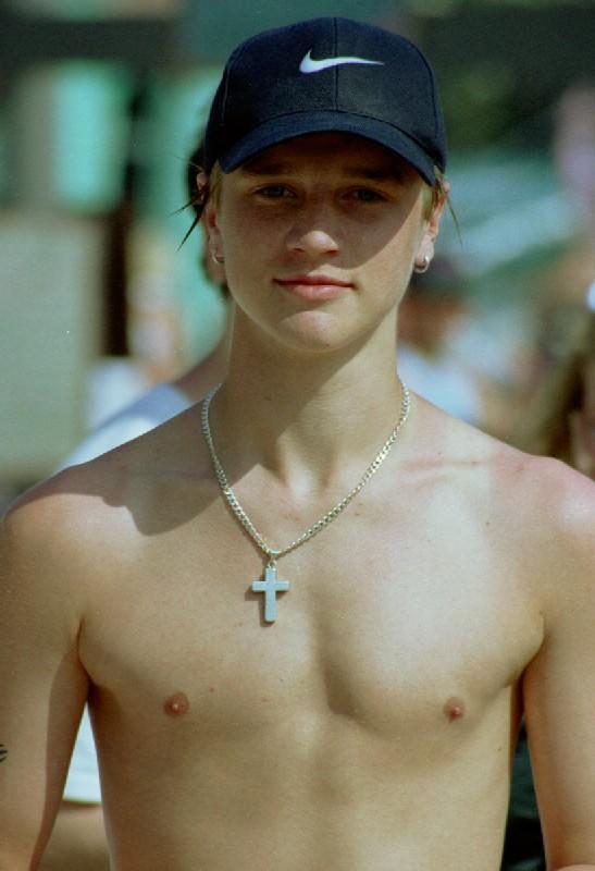 This is Devon Sawa - Actor I like this guy! 